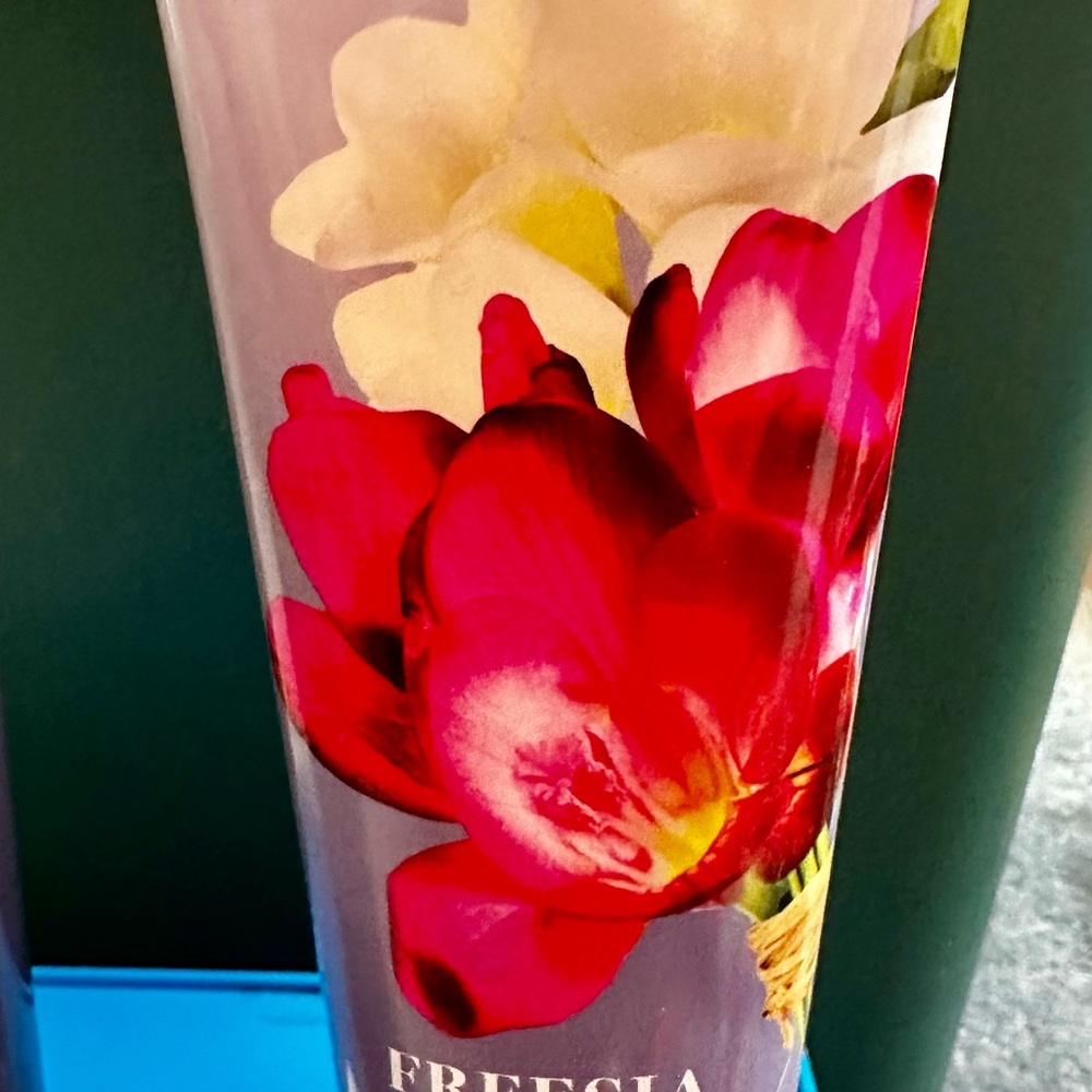 Lot of 2 -Freesia Body Wash & Ultimate Hydration Body Cream SOLD OUT - Picture 2 of 3